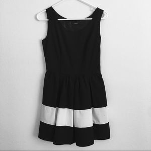 Pleated sleeveless a-line dress